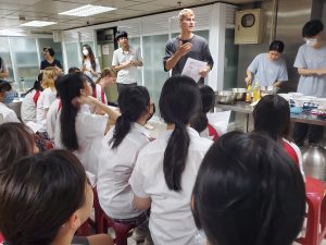 中西文化交流 - 中秋節做月餅