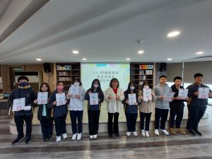 113-2崙生珠寶盒及書香列車頒獎代表照片