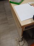 課桌的邊條脫落