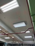 B1創客教室的燈會一閃一閃的