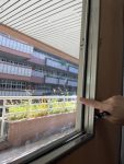 208教室前門玻璃晃動，快要脫落