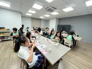 113-2期末圖書館小志工餐會代表照片