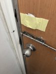 後門門閂螺絲脫落
