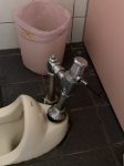 女廁沖水器損壞
