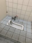 B1女廁馬桶邊側漏水，第一、二間