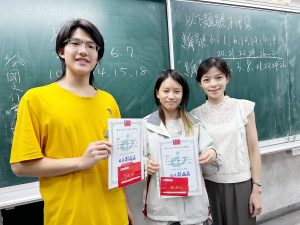 112學年 崙生珠寶盒頒獎代表照片