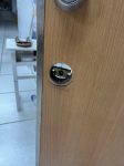 電腦教室一木門壞掉了